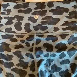 BLACK CAMO LULULEMON LEGGINGS!